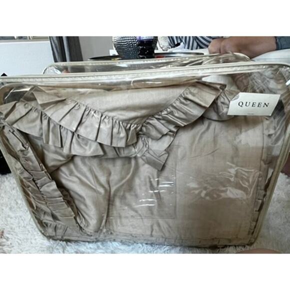 Daniel Cremieux Beige/Gold "Chocolate" ruffled coverlet Full/Queen Size - Picture 5 of 14